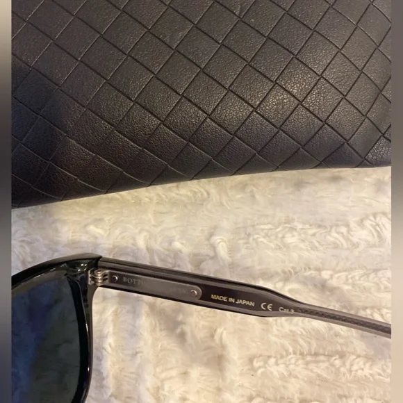 Bottega Veneta Black Sunglasses with Case, Unisex, Like New - Picture 4 of 5